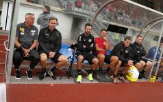Klagenfurts Trainerbank: Trainer Peter Pacult, Co-Trainer Martin Lassnig, Sandro Zakany, Tormanntrainer Thomas Lenuweit, Bernhard Sussitz. (Bild: Kuess)