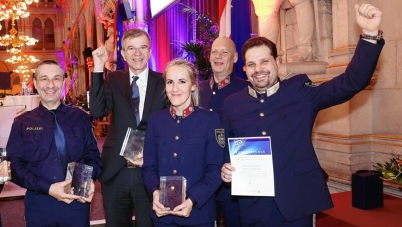 Von links nach rechts: Gruppeninspektor Wolfgang Lukits, Chefinspektor August Baumühlner, Revierinspektorin Bettina Bierleitgeb, Gruppeninspektor Harald Fischer, Kontrollinspektor Markus Müller. Wegen Erkrankung nicht am Bild ist „Newcomer“ Inpsektor Christoph Minarik. (Bild: Peter tomschi)