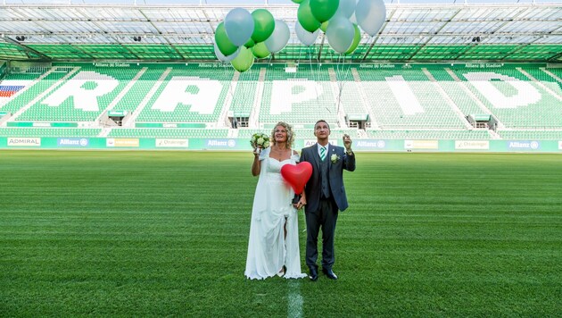 Gerhard und Martina Sommer waren die ersten Rapid-Fans, die im Allianz Stadion heirateten. (Bild: Prinz Wolfgang Photography)