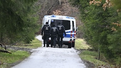 Polizisten in der Nähe des Tatorts in der deutschen Ortschaft Freudenberg (Bild: APA/dpa/Roberto Pfeil)