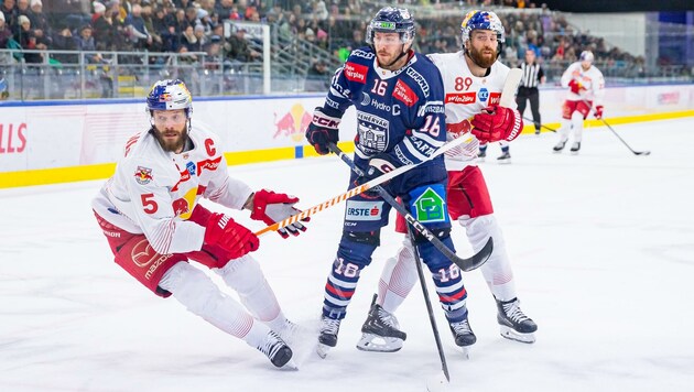 Raffl (li.) und Baltram (re., gegen Hari) mussten Sonntag verletzt raus, fehlen heute. (Bild: GEPA pictures/ Gintare Karpaviciute)