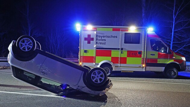 Der am Dach liegende Kleinwagen nach dem Unfall (Bild: BRK BL )