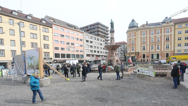 Trauriger Anblick: Im Gemeinderat nächste Woche bringt das Team Gerecht einen Antrag ein, die Flächen am Bozner Platz zu begrünen. (Bild: Birbaumer Christof, Krone KREATIV)