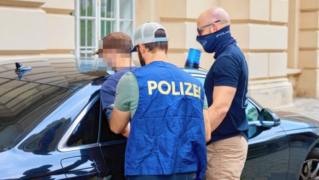 Ein Tschetschene, zwei Festnahmen, zwei Videofallen - und neun suspendierte Beamte. Nach einer Prügel-Affäre ist die Wiener Polizei wieder im Mittelpunkt eines Skandals. (Bild: BMI, Krone KREATIV)