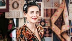 Lena Hoschek, weltweit erfolgreiche Designerin und Liebling vieler Stars, sorgt auch mit ihren neuen Kollektionen für Furore. Die eine holt uns den Sommer ins Haus, die andere ist bürotaugliche Eleganz. (Bild: (c) Susanne Hassler-Smith)