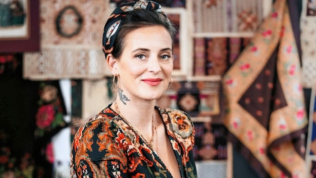 Lena Hoschek, weltweit erfolgreiche Designerin und Liebling vieler Stars, sorgt auch mit ihren neuen Kollektionen für Furore. Die eine holt uns den Sommer ins Haus, die andere ist bürotaugliche Eleganz. (Bild: (c) Susanne Hassler-Smith)