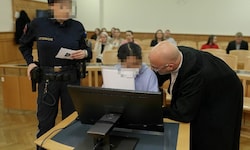 Anwalt Nikolaus Rast versucht seine Mandantin vor Prozessbeginn zu beruhigen.
