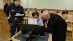 Anwalt Nikolaus Rast versucht seine Mandantin vor Prozessbeginn zu beruhigen. (Bild: Gerhard Bartel, Krone KREATIV)