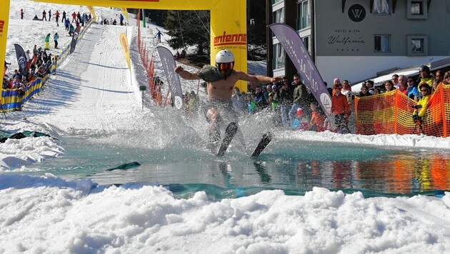 Dieser Skifahrer geht es gleich in der Badehose an. Und wird in den Fluten versinken. (Bild: Nassfeld)