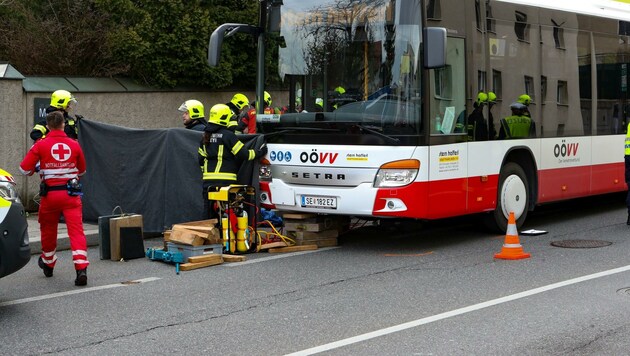 Bei dem Unfall in Steyr war eine Frau unter einen Bus geraten. Die Feuerwehr versuchte das Opfer vor den Kameras der Gaffer mit einer Decke als Vorhang zu schützen. (Bild: TEAM FOTOKERSCHI / MADER)