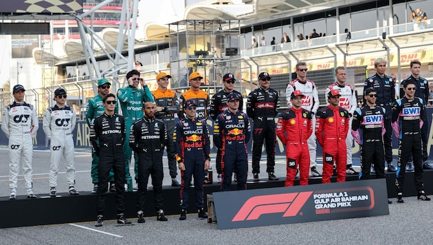 Ein Gruppenbild aller Formel-1-Fahrer der Saison 2022/23. Alle 20 Piloten sind abseits der Rennstrecke in einer Whatsapp-Gruppe miteinander vernetzt. (Bild: APA/AFP/Giuseppe CACACE)