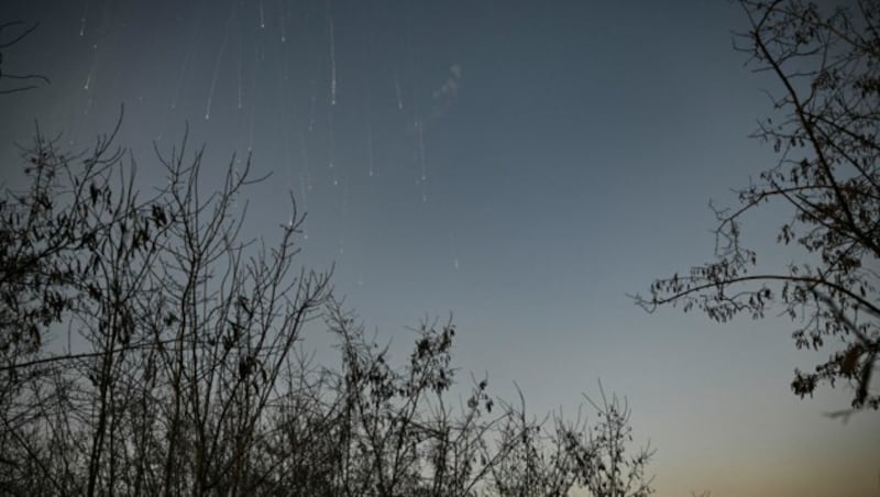 Aufnahmen aus der Ortschaft Chasiv Yar, nahe Bachmuts, legen nahe, dass Russland erneut geächtete Phosphorbomben eingesetzt haben dürfte. (Bild: AFP/Aris Messinis)