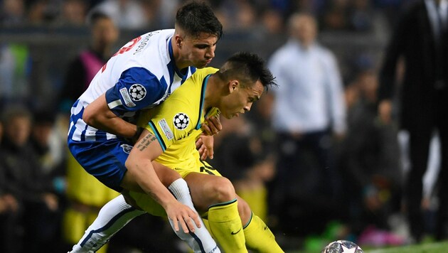 Lautaro Martinez (Inter Mailand) im Zweikampf mit Fabio Cardoso (FC Porto). (Bild: APA/AFP/MIGUEL RIOPA)