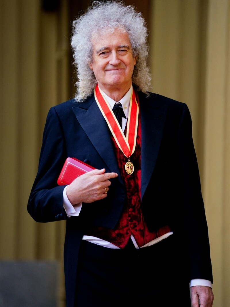 Der britische Musiker Brian May posiert mit seinem Orden (Bild: APA / Photo by Victoria Jones / POOL / AFP)