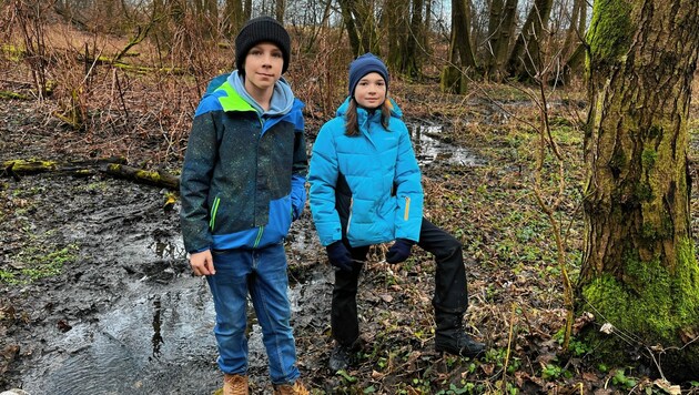 Die jungen Schildkröten- Freunde Niklas Fink, 10, (li.) und Theodor Kiszilak (11) sind Amphibien-Freunde und machten eine Entdeckung bei Teichen im Großraum Graz. (Bild: Barbara Winkler)