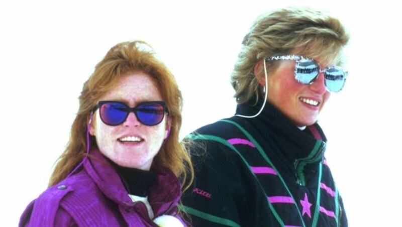 Sarah Ferguson und Prinzessin Diana im März 1988 beim Skifahren in Klosters (Bild: www.pps.at)