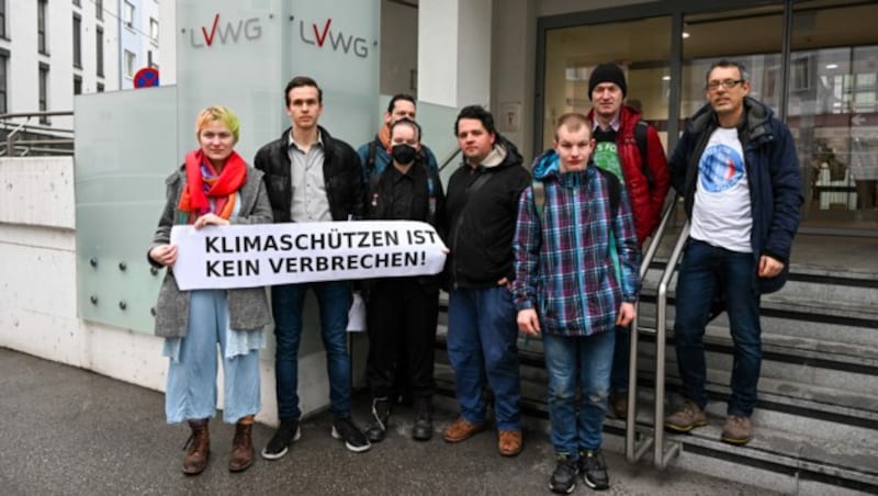 Die Klimaaktivisten am Landesverwaltungsgericht in Linz (Bild: © Harald Dostal / 2023)