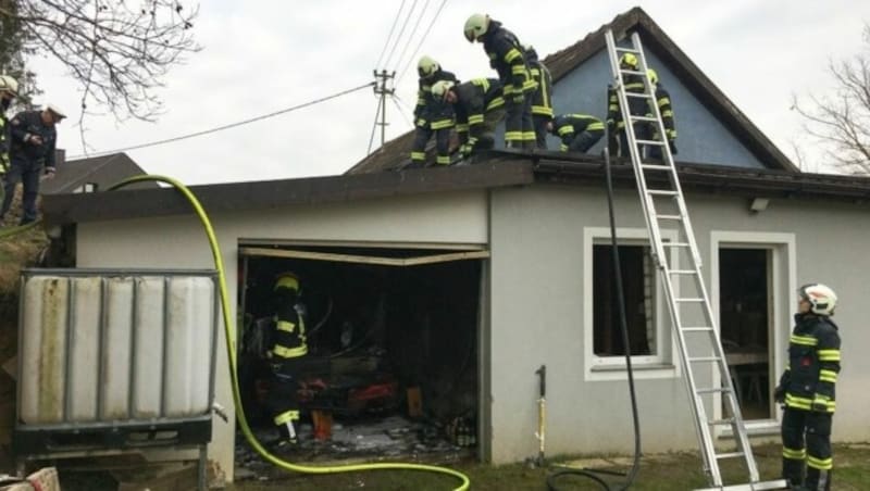 Das Haus war zum Zeitpunkt des Brandes unbewohnt. (Bild: FF Winden-Windegg)