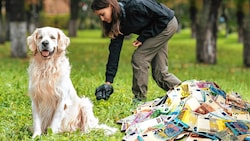 Für viele Hundehalter ist die ordnungsgemäße Entsorgung des Hundehaufens eine Selbstverständlichkeit. Andere nehmen Geldstrafen in Kauf. (Bild: stock.adobe.com, Krone KREATIV)