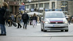 Ein Einsatzfahrzeug der Polizei am Stephansplatz in der Innenstadt in Wien (Bild: APA/Tobias Steinmaurer)