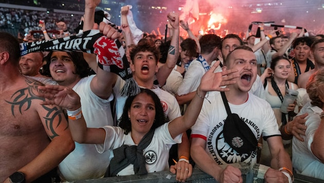 Fans der Eintracht Frankfurt (Bild: APA/AFP/Yann Schreiber)
