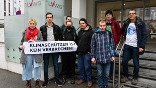 Los cuatro activistas que portaban la pancarta frente al juzgado habían apelado las sanciones tras dos acciones.  Iban acompañados de simpatizantes.  (Imagen: Dostal Harald)