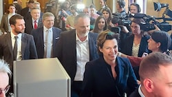 Tapferes Lächeln: Pamela Rendi-Wagner beim Verlassen der Sitzung (Bild: Ida Metzger)