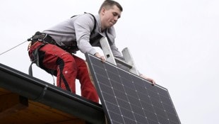 Ein Photovoltaik-Monteur bei der Arbeit (Bild: APA/ROBERT JAEGER)