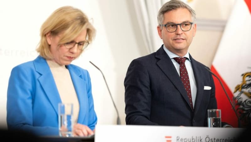 Klimaschutzministerin Leonore Gewessler (Grüne) und Finanzminister Magnus Brunner (ÖVP): „Die Energiewende hat oberste Priorität.“ (Bild: APA/BKA/ALEXANDER ZILLBAUER)