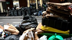 In Paris will die Müllabfuhr noch bis Montag streiken. Der Müll stapelt sich bereits. (Bild: Christophe Archambault/AFP)