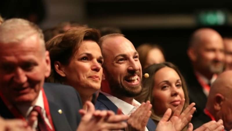 Seite an Seite: Pamela Rendi-Wagner und David Egger beim SPÖ-Bundesparteitag im April 2022 in der Stadt Salzburg (Bild: Tröster Andreas)