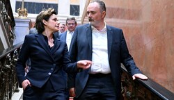 Seite an Seite schritten die Kontrahenten Pamela Rendi-Wagner und Hans Peter Doskozil die Stufen im Parlament hinab. (Bild: ROLAND SCHLAGER)