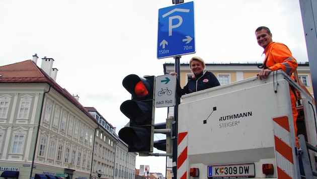 Eine kleine Zusatztafel ermöglicht es Radfahrern in Klagenfurt künftig, selbst bei rotem Signal rechts abzubiegen; zuvor gilt aber: Stopp! (Bild: Stadtkommunikation Klagenfurt)