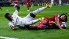 Trent Alexander-Arnold (re.) im Duell mit Vinicius Junior (Bild: AP)