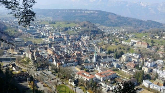 Blick vom Niederen Känzele auf Feldkirch. Besonders sehenswert ist die historische Altstadt mit ihren kleinen, verwinkelten Gässchen. (Bild: Bergauer)