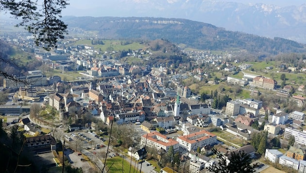 Blick vom Niederen Känzele auf Feldkirch. Besonders sehenswert ist die historische Altstadt mit ihren kleinen, verwinkelten Gässchen. (Bild: Bergauer)