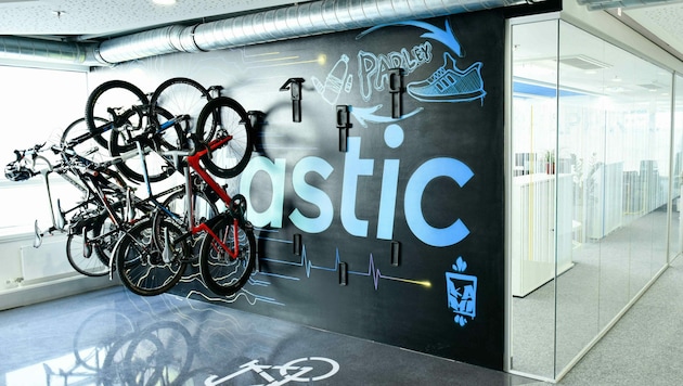 Im Frühjahr 2017 wurde das erweiterte und umgebaute Büro von Runtastic in der PlusCity eröffnet - Fahrradständer an der Wand inklusive. (Bild: Markus Wenzel)