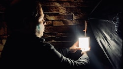 „In einem Blackout gibt es keine Straßenlaternen, irgendwann keine Autolichter, keinen Lärm, es ist stockfinster - damit man da nicht durchdreht, ist Licht wichtig!“ (Bild: Clara Milena Steiner) „In einem Blackout gibt es keine Straßenlaternen, irgendwann keine Autolichter, keinen Lärm, es ist stockfinster - damit man da nicht durchdreht, ist Licht wichtig!“ (Bild: Clara Milena Steiner)