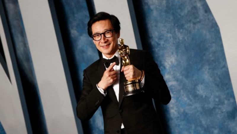 Ke Huy Quan mit seinem Oscar bei der „Vanity Fair“ im Wallis Annenberg Center for the Performing Arts (Bild: APA/Photo by Michael TRAN/AFP)