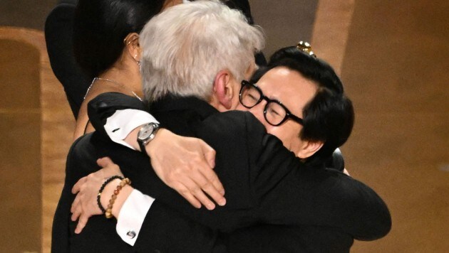 Ke Huy Quan umarmt Harrison Ford, nachdem dieser bei der 95. Oscar-Verleihung den Oscar für den besten Film an „Everything Everywhere All at Once“ überreicht hat. (Bild: APA/Photo by Patrick T. Fallon/AFP)