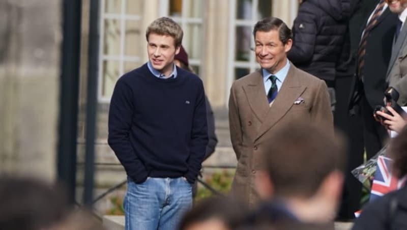 Ed McVey, der die Rolle von Prinz William spielt, und Dominic West, der den Prinzen von Wales spielt, bei den Dreharbeiten für die nächste Staffel von „The Crown“ in St Andrews, Schottland (Bild: Andrew Milligan / PA / picturedesk.com)