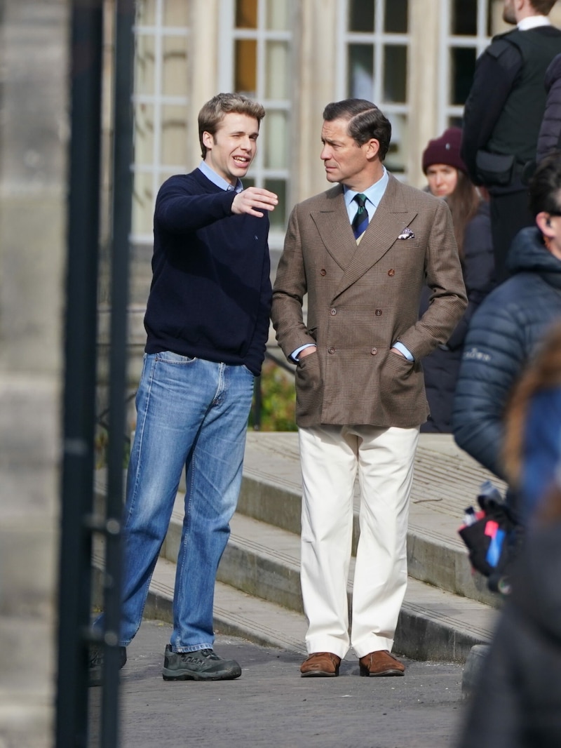 „Prinz William“ undd er damalige „Prinz Charles“ Dominic West bei den Dreharbeiten zu „The Crown“ in Schottland. (Bild: Andrew Milligan / PA / picturedesk.com)