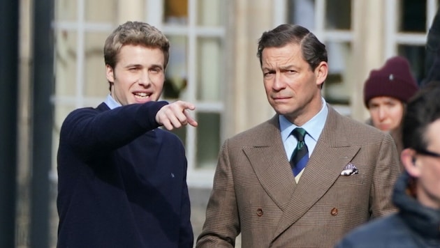 „Prinz William“ und er damalige „Prinz Charles“ Dominic West bei den Dreharbeiten zu „The Crown“ in Schottland. (Bild: Andrew Milligan / PA / picturedesk.com)