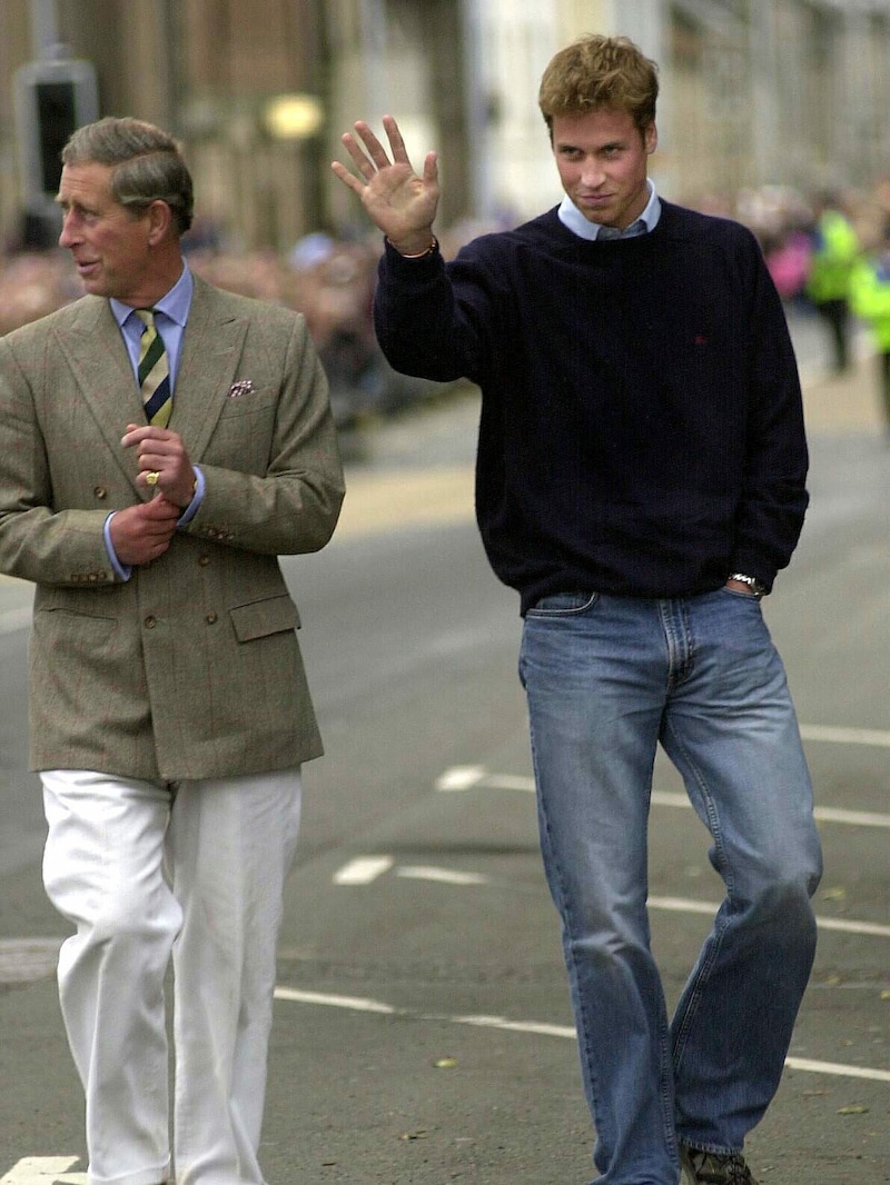 Prinz William und König Charles, damals noch Prinz Charles, im Jahr 2001 in St Andrews (Bild: Toby Melville / PA / picturedesk.com)