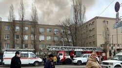 Das Gebäude des russischen Geheimdienstes FSB in Rostow am Don steht in Flammen. (Bild: AP)