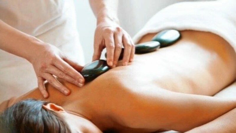 Eine Hot Stone Massage ist wunderbar entspannend. (Bild: Parktherme Bad Radkersburg)