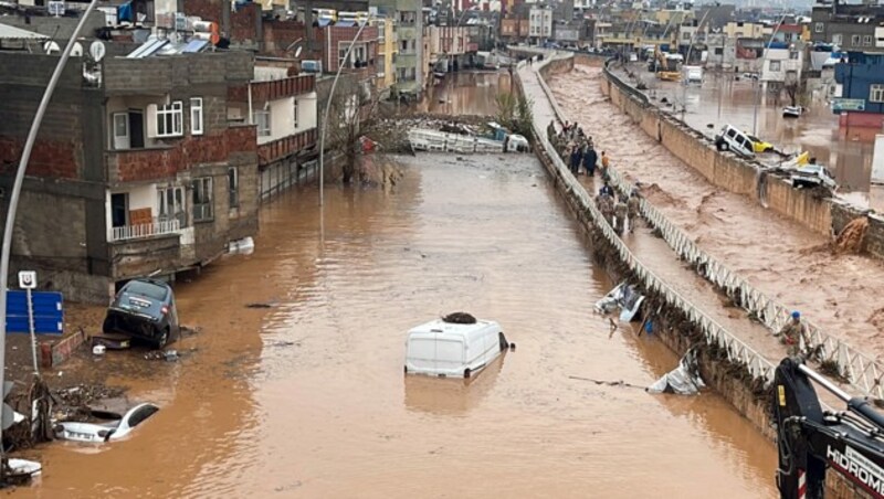 Überflutete Straßen in Sanliurfa in der Südosttürkei (Bild: AFP)