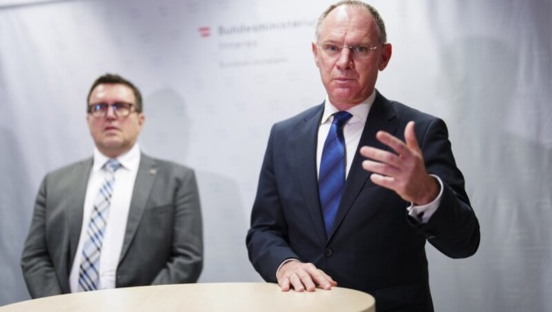 Cybercrime-Abteilungsleiter Klaus Mits und Innenminister Gerhard Karner (ÖVP) (Bild: APA/EVA MANHART)