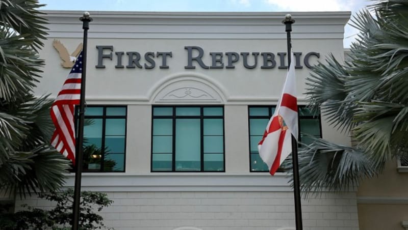 Eine Filiale der First Republic Bank in Florida (Bild: APA/Getty Images via AFP/GETTY IMAGES/JOE RAEDLE)