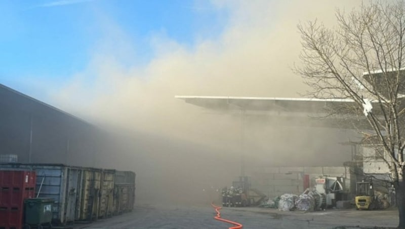 Beißender Rauch legte sich über das Gelände. (Bild: FF Kühnsdorf)